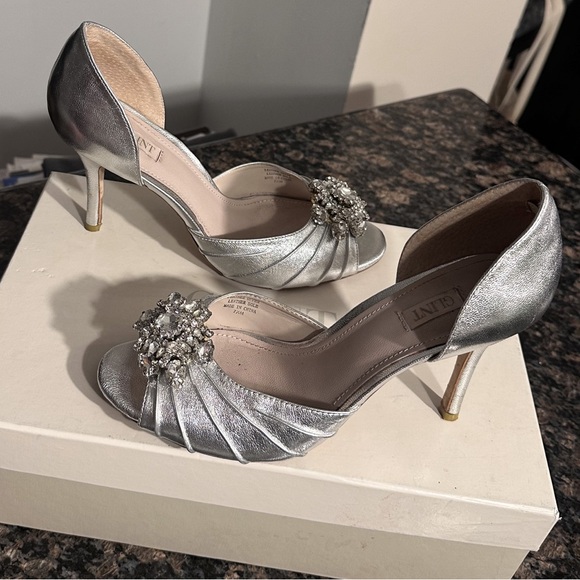 Glint Radiance Lea Silver W/Faux Diamond Accents Peep Toe Pump Heels 7.5 - Picture 4 of 9